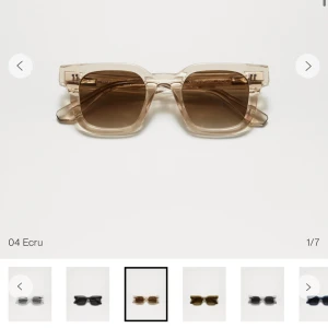 Beige solglasögon med transparent båge - Snygga solglasögon med en fyrkantig form och transparent beige båge. De har mörka linser som ger ett stilrent intryck. Perfekta för soliga dagar och en trendig look. Boxen till följer med och påse. Chimi 04 ecru