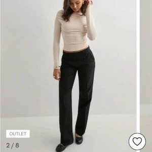 Svarta kostymbyxor - Eleganta svarta kostymbyxor med hög midja och rak passform. Perfekta för en stilren look. Byxorna har en klassisk design med diskreta detaljer. Endast testade.