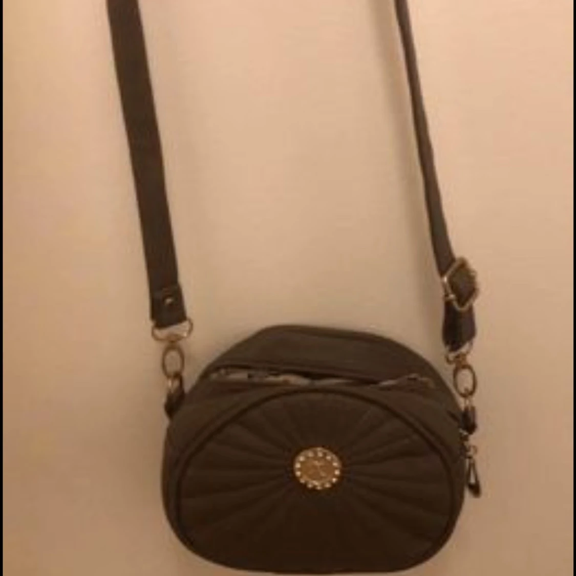 Väska  axelväska med dekorativ detalj