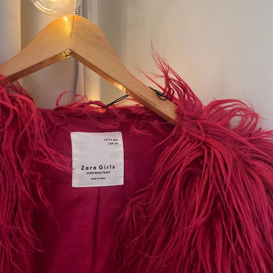 Rosa:röd pälsjacka från Zara  - 3