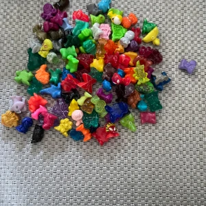 Färgglada gogo’s - En samling av gogo’s i olika former och färger. Figurerna i nyanser av röd, grön, blå, gul, lila, orange och fler. Perfekt för samlare eller som dekoration.