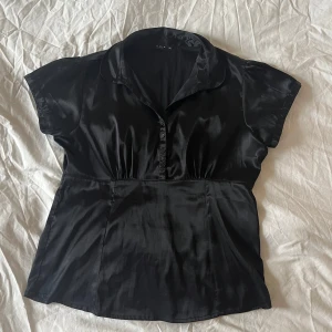 Svart blus - Svart blus/skjorta från VILA clothes. Storlek XL men passar XS-XL beroende på hur man vill att den ska sitta.