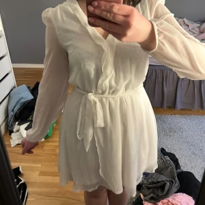 Vit klänning - Vit klänning med knytband i midjan🤍