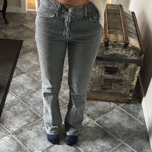 Grå jeans  - Snygga midrise jeans från MGN. Säljs då dom inte kommer till användning. Väldigt bra skick och passar mig som är 163 cm💞