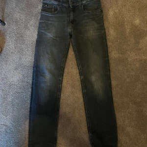 Svarta jeans från Calvin Klein - Snygga svarta jeans från Calvin Klein med en klassisk femficksdesign. De har en rak passform och är perfekta för en stilren look. Märkeslogga på baksidan av midjan ger en extra touch av stil.