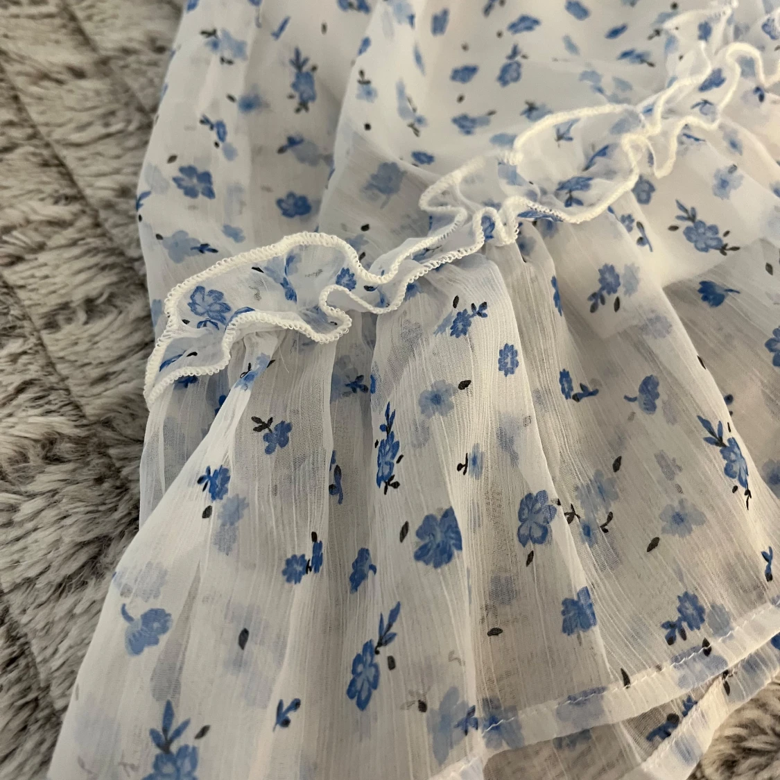 Vit blommig klänning från Vero Moda!🌸 - 3