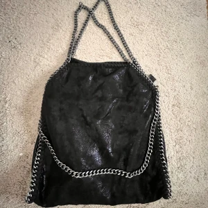 Svart glitrig jätte fin väska🖤 - Detta är en jätte fin väska med bra skick😍 Väskan är använd 2 gånger så den är i väldigt bra skick!                                     Köpte dena väska för 500kr men ni får den för 250 eftersom jag inte har fått sålt den!😍                                                Den passar till dom flesta outfits.     Och är väldigt praktisk eftersom den är stor fin och har plats för mycket saker, perfekt om du ska till skolan eller något som väskan passar till🖤💋