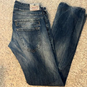Lågmidjade jeans  - Sjukt snygga lågmidjade jeans med coola detaljer! Älskar verkligen dessa jeans, färgen och detaljerna är verkligen snygga 💙🤩 Dock har jeans tyvärr blivit försmå för mig😪 (KÖPTA FRPN PLICK, SÄLJET FÖR DEM är förstora) 