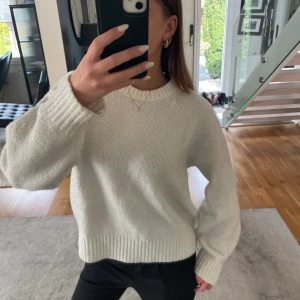 Vit stickad tröja - Superfin somrig stickad tröja i bra skick! Lånad bild men från samma säljare den är köpt från❤️