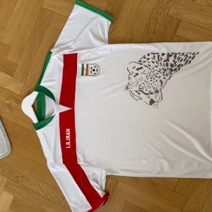 Iran fotbollströja - Säljer en Iran tröja. Den är i mycket bra skick och säljs för väldigt bra pris. 