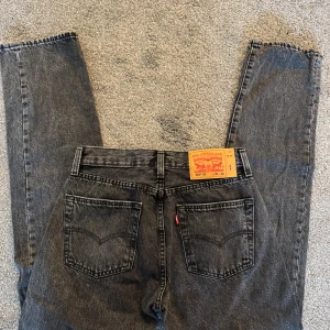 Svarta Levi's 501 jeans - Säljer ett par klassiska svarta Levi's 501 jeans. De har en rak passform och är tillverkade i denim. Perfekta för en stilren look och är knappt använda (nyskick)