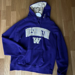 Vintage collage hoodie  - Riktigt snygg, vintage Washington hoodie! Strl. L men skulle säga att den passar mer som en M. I använt skick men inga skador/fläckar eller liknande finns!