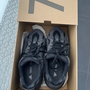 Adidas Yeezy Boost 700 V2 - Säljer ett par svarta Adidas Yeezy Boost 700 V2 sneakers. Skorna har en modern design med snörning och en bekväm sula. Perfekta för dig som vill ha stil och komfort i ett.