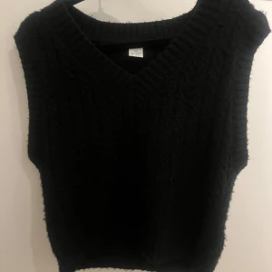 Svart stickad väst❤️ - Svart stickad väst som inte kommer till användning❤️