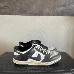 Nike panda dunks - Snygga och slitna svartvita Nike sneakers med klassisk design. Skorna har en låg profil och är utrustade med olika färgsnörning. De tar plats på rummet och använder de inte, priset finns där för att jag ska gå till PostNord och frakta de. Tveka inte vid frågor! 😊storlek 43. Priset är inte hugget i sten