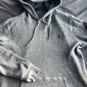Stickad Ralph lauren hoodie - Säljer en stilren grå hoodie från  Ralph Lauren. Snyggt stickad, hör av er vid fler frågor🤩