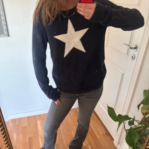 stickad tröja - marin blå stickad med stjärna framtill, så snygg!! skriv för fler bilder💓