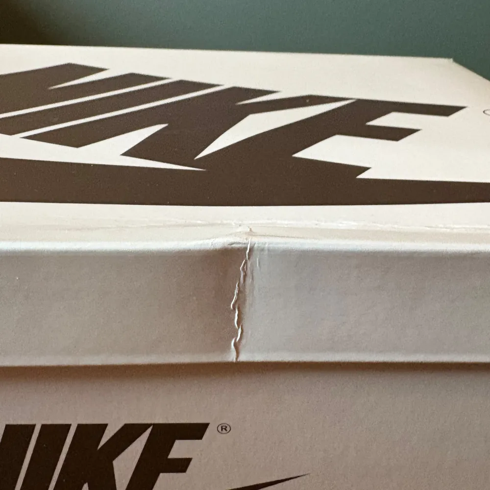 Säljer dessa helt nya Air Jordan 1 Low x Travis Scott i modellen Canary (Women’s). I svensk herrstorlek motsvarar de ungefär storlek 45. Skorna är köpta från SNKRS, och originalkartong samt skosnören medföljer (se sida 3). Dock har kartongen en mindre skada på kanten (se sida 5). Dessa skor är för den modiga, men samtidigt riktigt eleganta och perfekta för sommaren!. Kengät.
