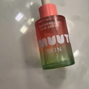 Watermelon Dew Serum från Muut Skin. Köpt för 120 kronor säljs för 90 kronor  - Fräscht serum med vattenmelonextrakt från Muut Skin. Flaskan har en gradientdesign i rosa och grönt med en praktisk pipett för enkel applicering. Perfekt för att ge huden en återfuktande boost.
