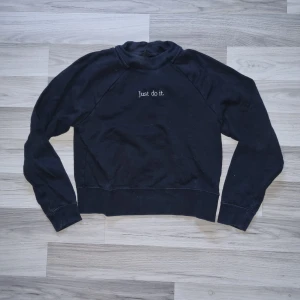 Svart sweatshirt från Nike - Säljer en svart sweatshirt från Nike med texten 'Just do it' broderad på framsidan. Tröjan har långa ärmar och en klassisk rund halsringning. Perfekt för en avslappnad stil eller träning.