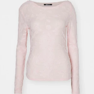 Spets blus - ⚠️SÄLJER DENNA FAST I SVART⚠️ Blusen har långa ärmar och en rund halsringning. Perfekt för en stilren och feminin look.