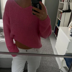 Rosa stickad tröja  - Säljer en söt rosa stickad tröja. Tröjan har en v-ringad design. Står ingen storlek i tröjan men för referens är jag en S