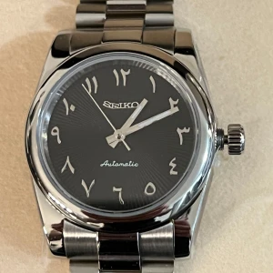 Seiko Automatiskt Oyster 36mm - Klockan är använd och tappad men funkar som vanligt. Seiko märket blev dock lite deffect som ni kan se på bilden.  •Rostfritt stål •36mm •Klassisk och elegant utseende • Automatisk klocka som ej drivs av batteri