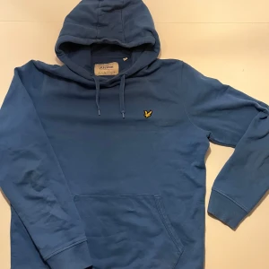Blå hoodie från Lyle & Scott - byte tröja
