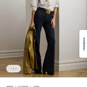 Mörkblå jeans från Ralph Lauren - Snygga mörkblå jeans från Ralph Lauren med broderad logga på bakfickan. Byxorna har en hög midja och en bootcut-stil. Så himla fina men för stora för mig! 😭Har endast provat dom, så lappar finns kvar och de är i nyskick. Nypris 2795 kr. 