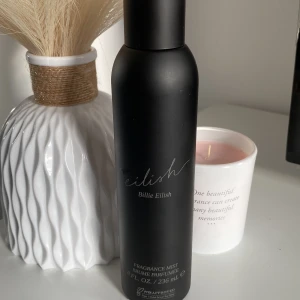 Eilish Mist av Billie Eilish - Luktar exakt som parfymen🩷Nästan hela full! Använd ungefär 4-5 gånger