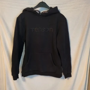Svart hoodie - Svart hoodie I storlek S från Tenson, mycket fint skick, använd fåtal gånger. Original pris 800 kr