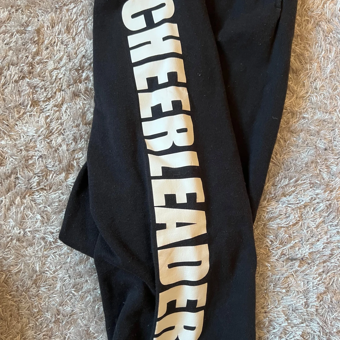 Svarta mjukisbyxor med text - 1