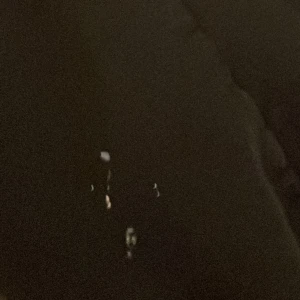 Svarta mjukisbyxor från Zara - Säljer ett par svarta mjukisbyxor från Zara. De har en elastisk midja med snörning för extra komfort. Perfekta för en avslappnad stil.