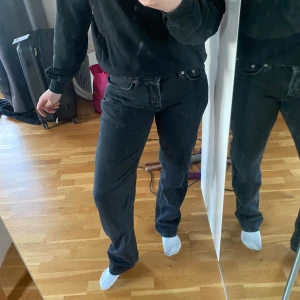 Nya raka lågmidjade jeans - Nya oanvända jeans från lager 157 i modellen ”icon”. Rak passform och låg midja sitter jättefint🫶🏼