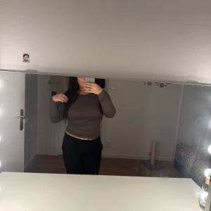 Brun långärmad topp - Säljer en helt ny brun långärmad topp med en tight passform. Perfekt för hösten. Enkel och mångsidig design som passar till många olika outfits.