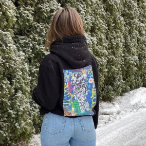 Svart hoodie med tryck på ryggen - Svart hoodie med tryck på ryggen, storlek L men själv är S och använt som en oversize hoodie. Skriv för fler bilder