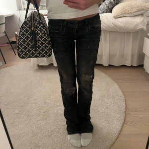 Ltb valerie jeans - Snygga svarta Ltb jeans i modellen valerie!! Fina med slitningar, skjut trendiga!! Storlek: 26/32! Mått: midjemått: ca 36cm rakt över, innerbenslängd: ca 82cm🥰🥰🥰 de är lite nedtrampade där nere
