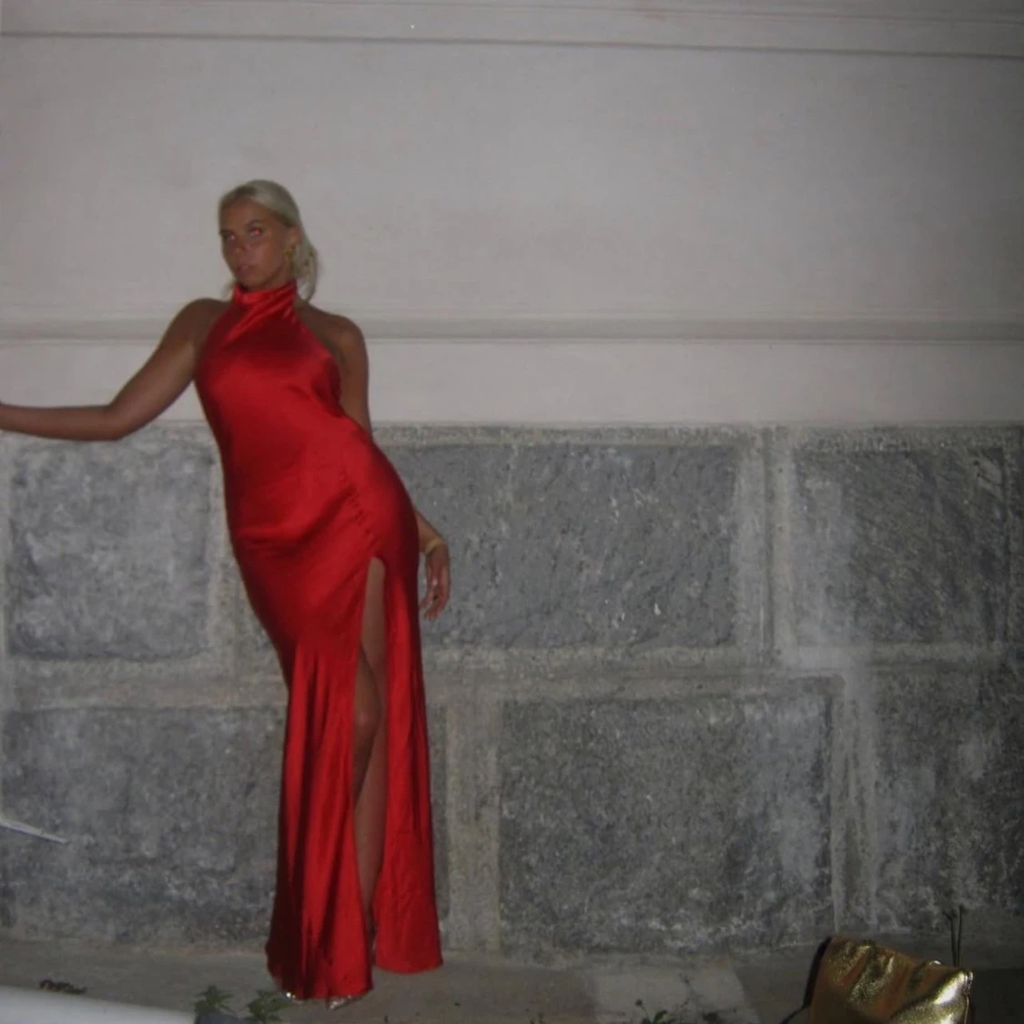 Röd sidenklänning med slits - 2