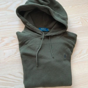 Olivgrön hoodie från Polo Ralph Lauren - Säljer min sjukt sällsynta hoodie från Ralph lauren. Den är i utmärkt skicka 9,5/10. Storlek: M