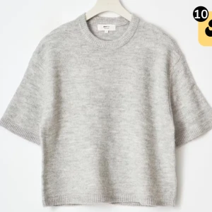 Grå stickad tröja från Gina tricot  - Säljer en stilren grå stickad tröja från Gina tricot Tröjan har en rund hals och korta ärmar, perfekt för lager på lager-stil. Den är mjuk och bekväm, idealisk för både vardag och avslappnade tillfällen. Passar perfekt till jeans eller kjol!