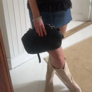 Svart quiltad handväska - Snygg svart flätad clutch väska med avtagbart axelband❣️