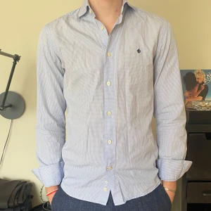  Morris skjorta - Rutig morris skjorta i mycket bra skick, storlek 38/s ham på bilden är 182. Skriv gärna om du har några frågor 