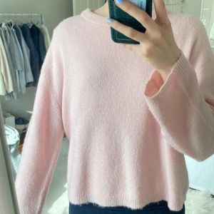 Rosa stickad tröja - Säljer en mysig rosa stickad tröja. Den är helt oanvänd endast testad.  passar perfekt till våren och sommaren 