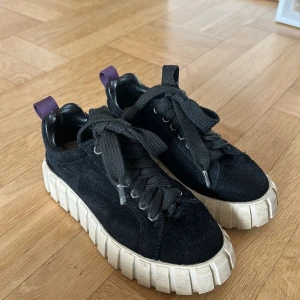 Svarta sneakers med grov sula - Snygga sneakers från Eytys i strl 38, modellen Odessa i mocka. Lite slitna på insidan av skon, men inget som syns vid användning! 
