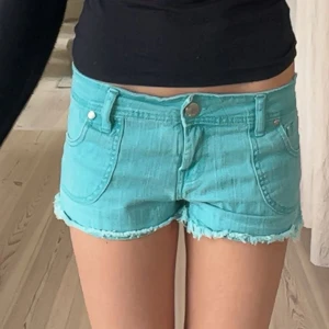 Lågmidjade shorts - Säljer mina absoluta favorit shorts då de tyvärr inte passar mig längre. De är storlek S och i en jättefin färg!🩵🩷