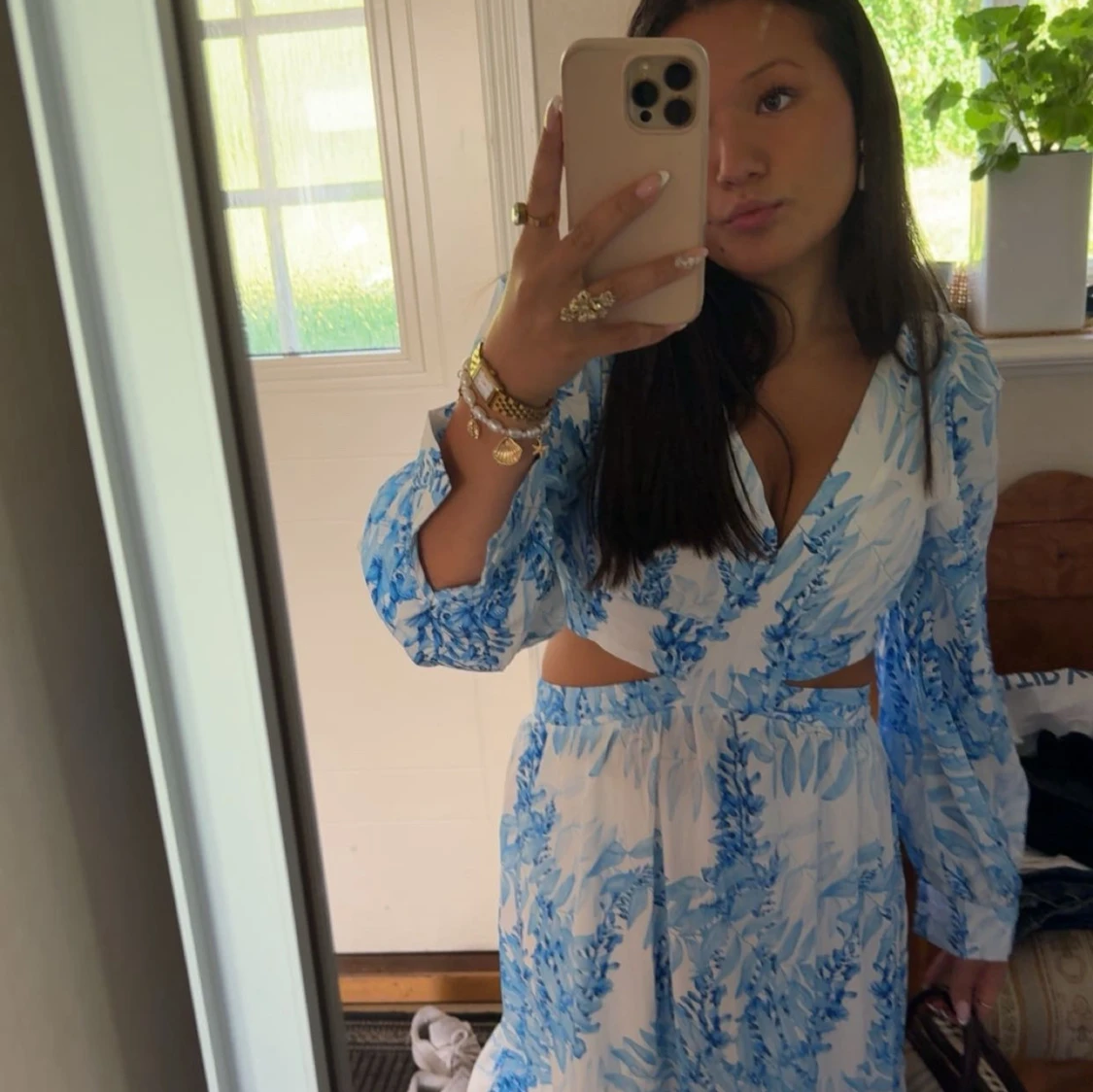 Blåvit långklänning med cut-outs