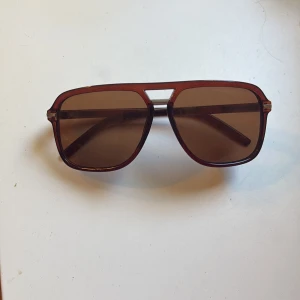 Bruna Solglasögon - Snygga bruna solglasögon helt nya aldrig använda