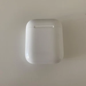 AirPods charging case - Säljer ett AirPods skal gen 1 som man laddar sina AirPods i. Fungerar som nytt det är i jätte fint skick