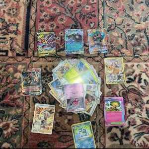 Pokemon kort-M charizard - Säljer ett blandat paket Pokémonkort med både moderna och äldre kort. Flera glittriga och coola kort som:  🔥 M Charizard EX (Crimson Dive – sliten men ikonisk!) 🌌 Giratina V, Copperajah V, Bronzong V ✨ Holo/reverse holo-kort + tränarkort (t.ex. Bea) 📦 Totalt ca 25 kort, perfekt mix för dig som samlar eller spelar!  Obs! Några kort har slitage, särskilt Charizard – se bild.  💌 Skickas snabbt eller möts upp. Skriv vid frågor!
