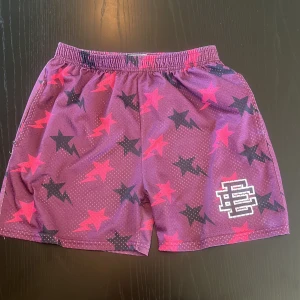 Eric Emanuel shorts  - Ett par riktigt fräscha Eric Emanuel shorts perfekt inför sommaren. Storlek XL men sitter bättre som M/L skriv om ni har några frågor eller funderingar 